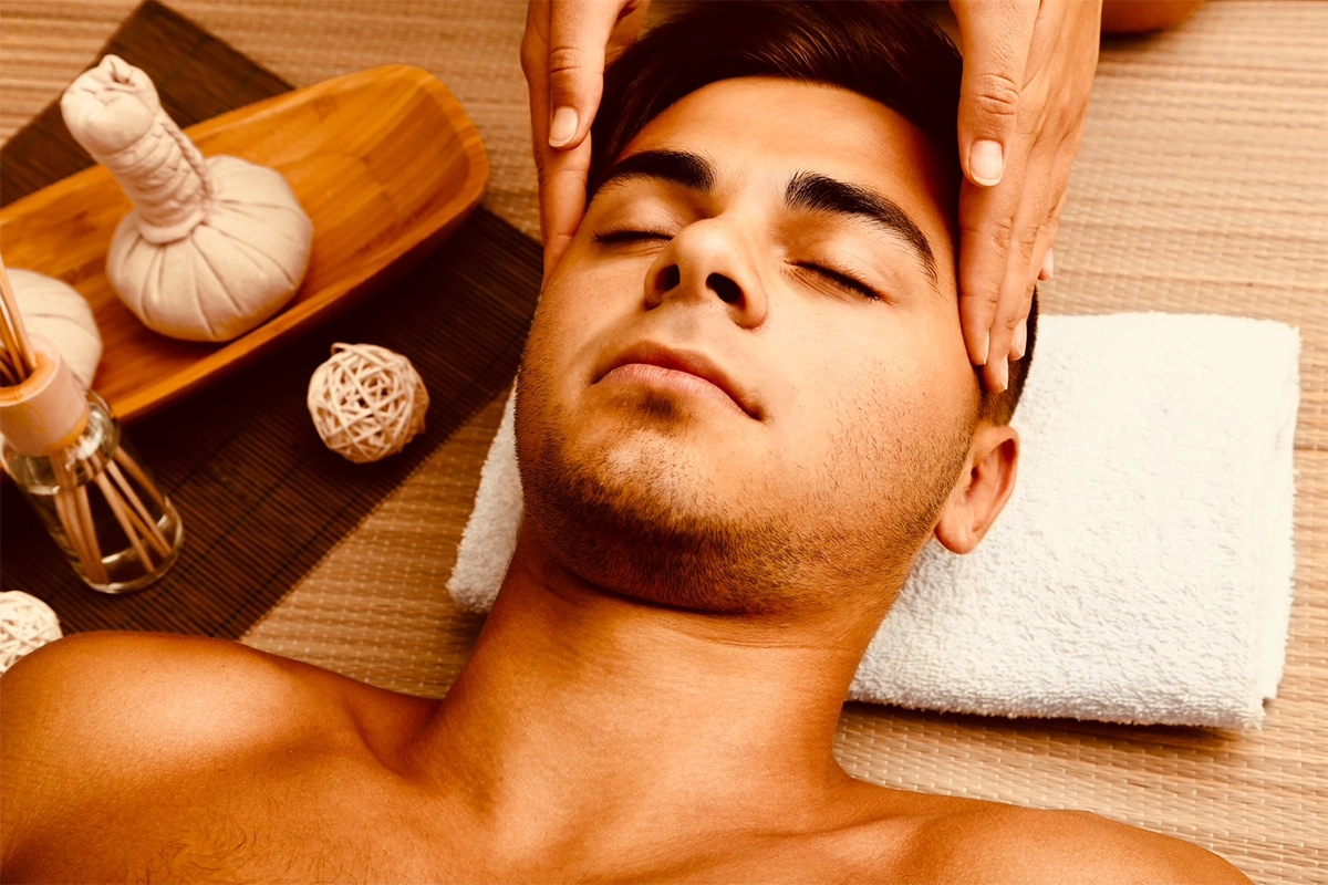 ヘッドスパ therapy session showing professional massage techniques in a serene spa environment